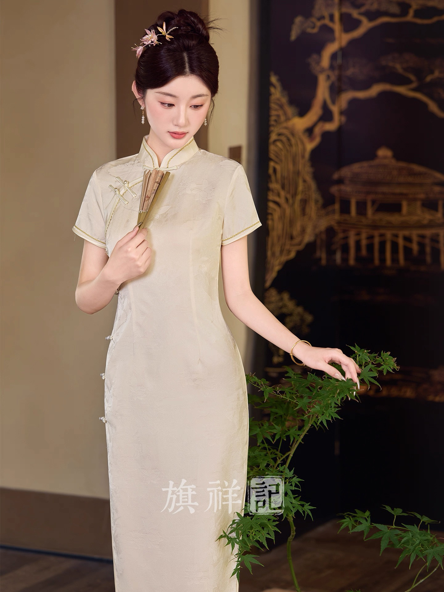 600 年轻款杏色提花《清婉》旗袍