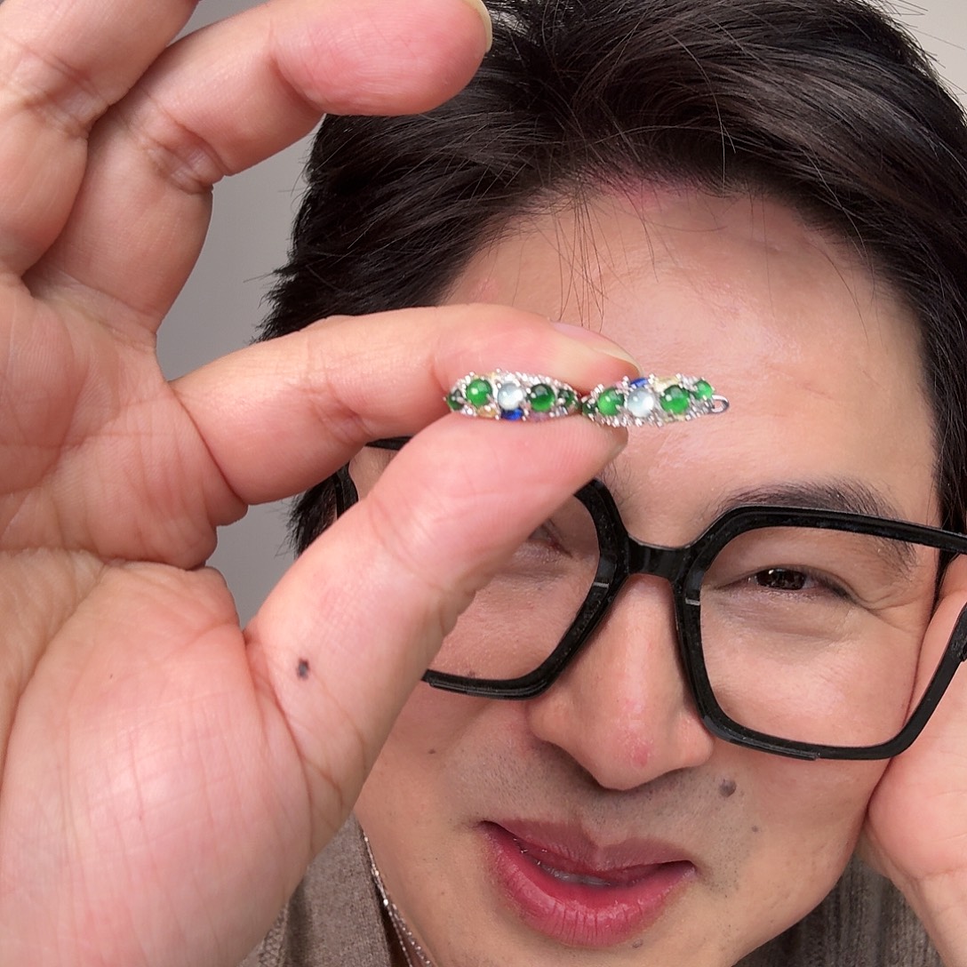 翡翠未镶嵌颈饰一对