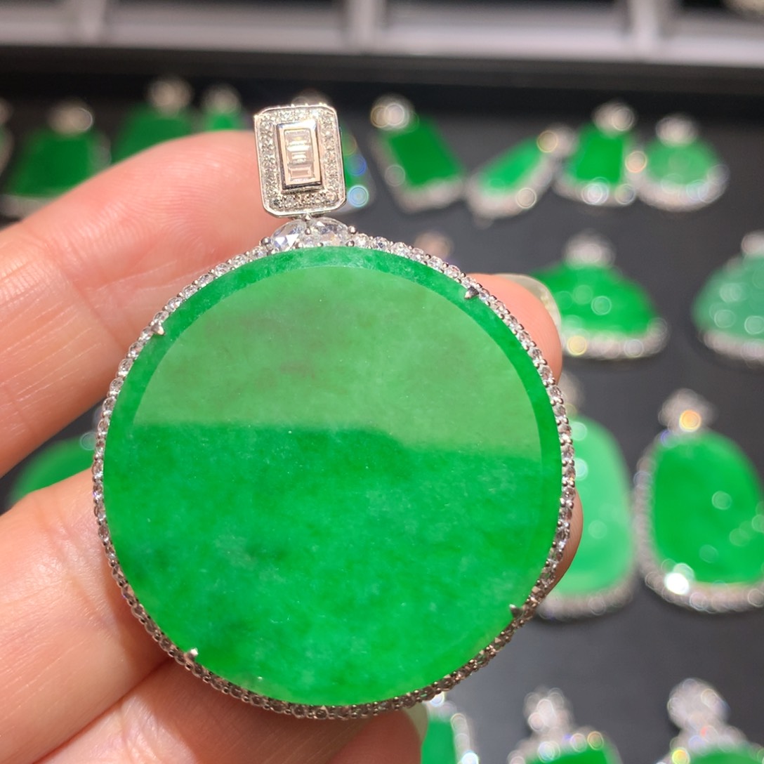 翡翠颈饰18K金镶嵌翡翠