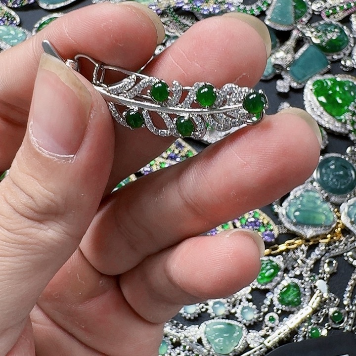 翡翠颈饰未镶嵌天然A货翡翠放漏