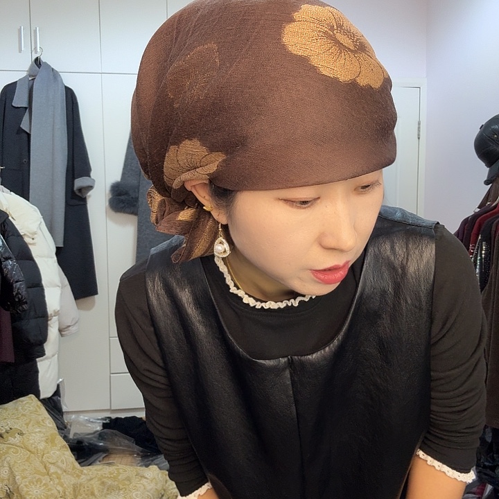 涤纶（聚酯纤维）咖色的真丝方巾围巾