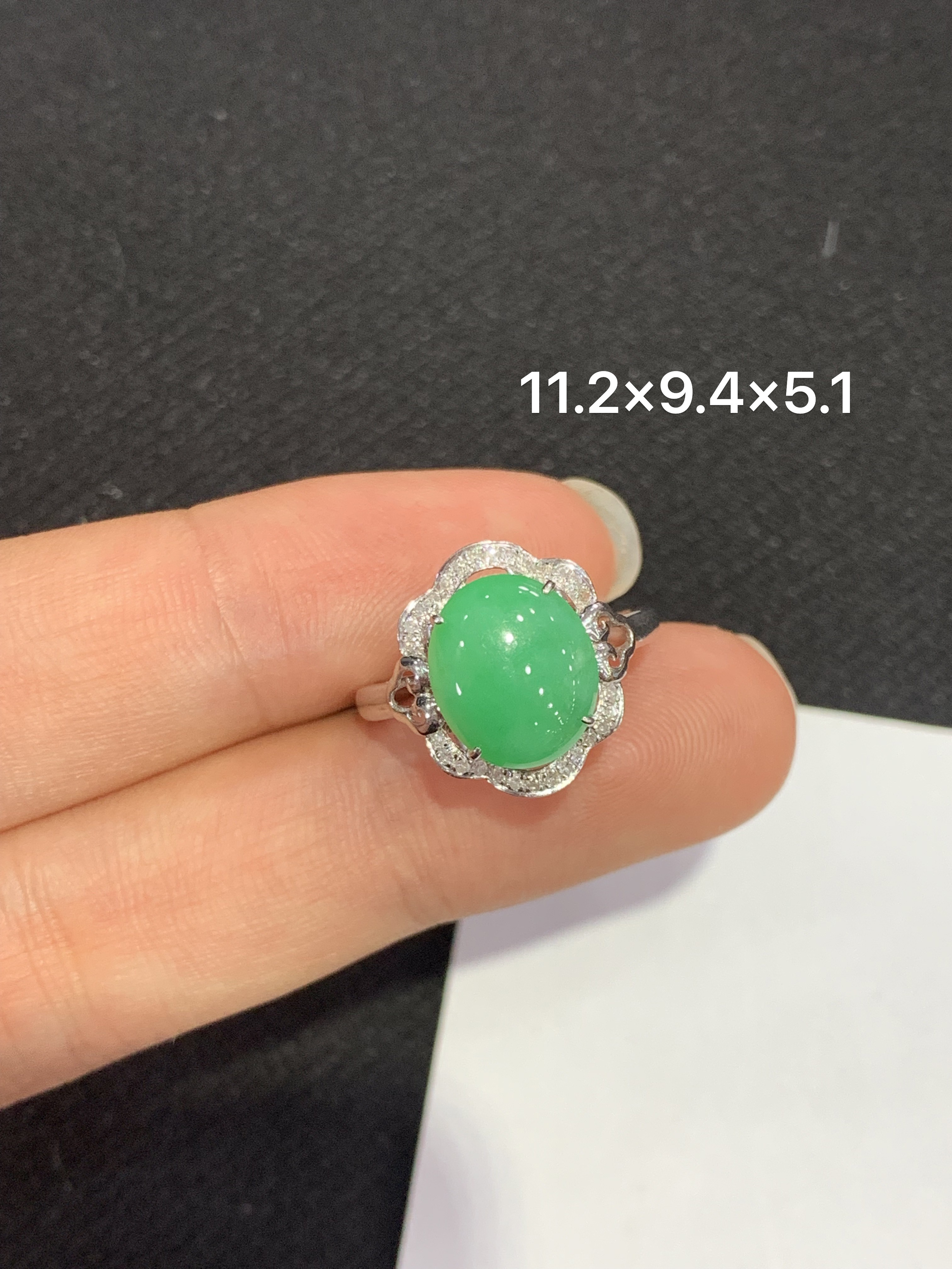 18K金镶嵌天然缅甸翡翠阳绿蛋面戒指