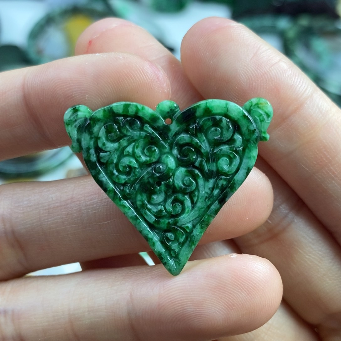 翡翠颈饰未镶嵌嘎****室吊坠