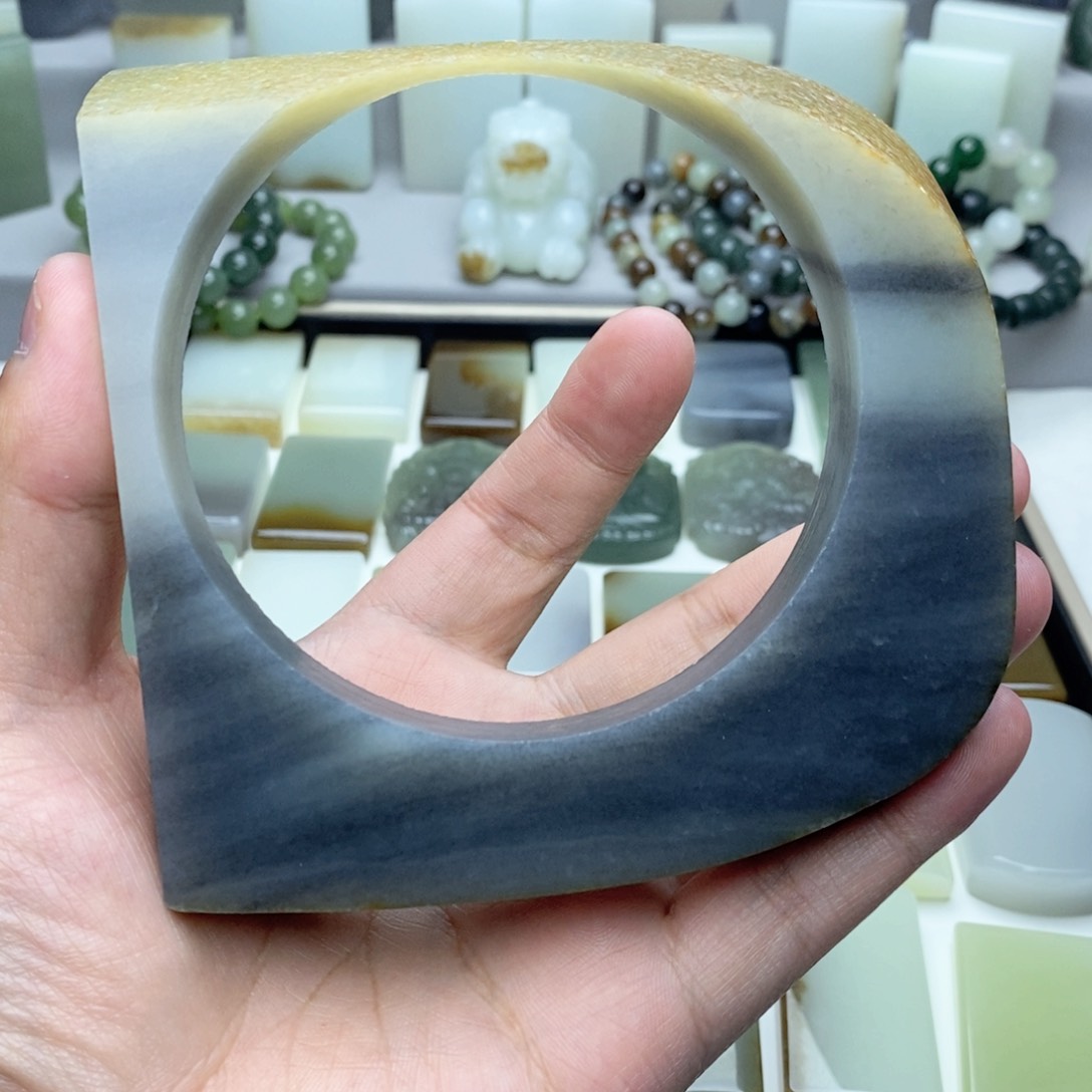 和田玉未镶嵌颈饰阿*哥