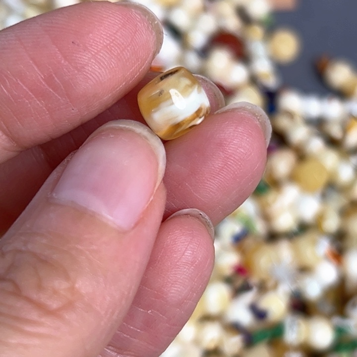 未镶嵌蜜蜡裸石8.5mm一个