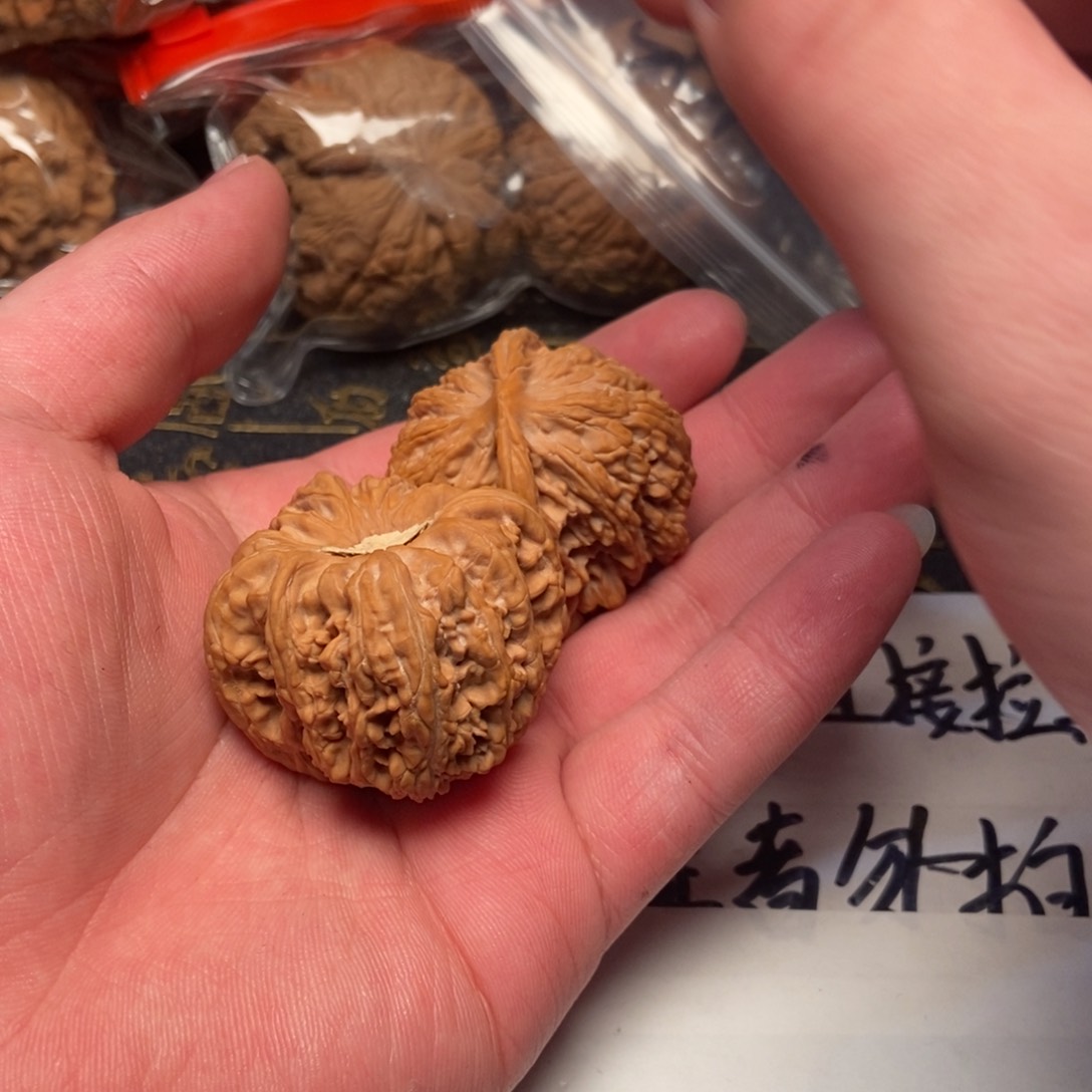 文玩核桃把件J*z红宝石