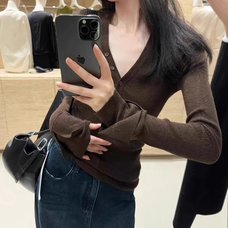 设计感白色v领针织打底衫女秋冬洋气独特别致毛衣内学生毛衣开衫