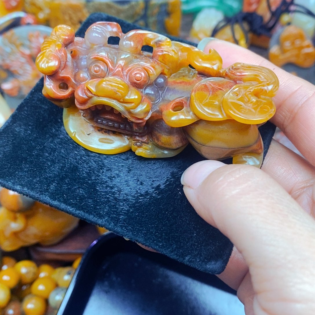 未镶嵌石英质玉（黄龙玉）颈饰