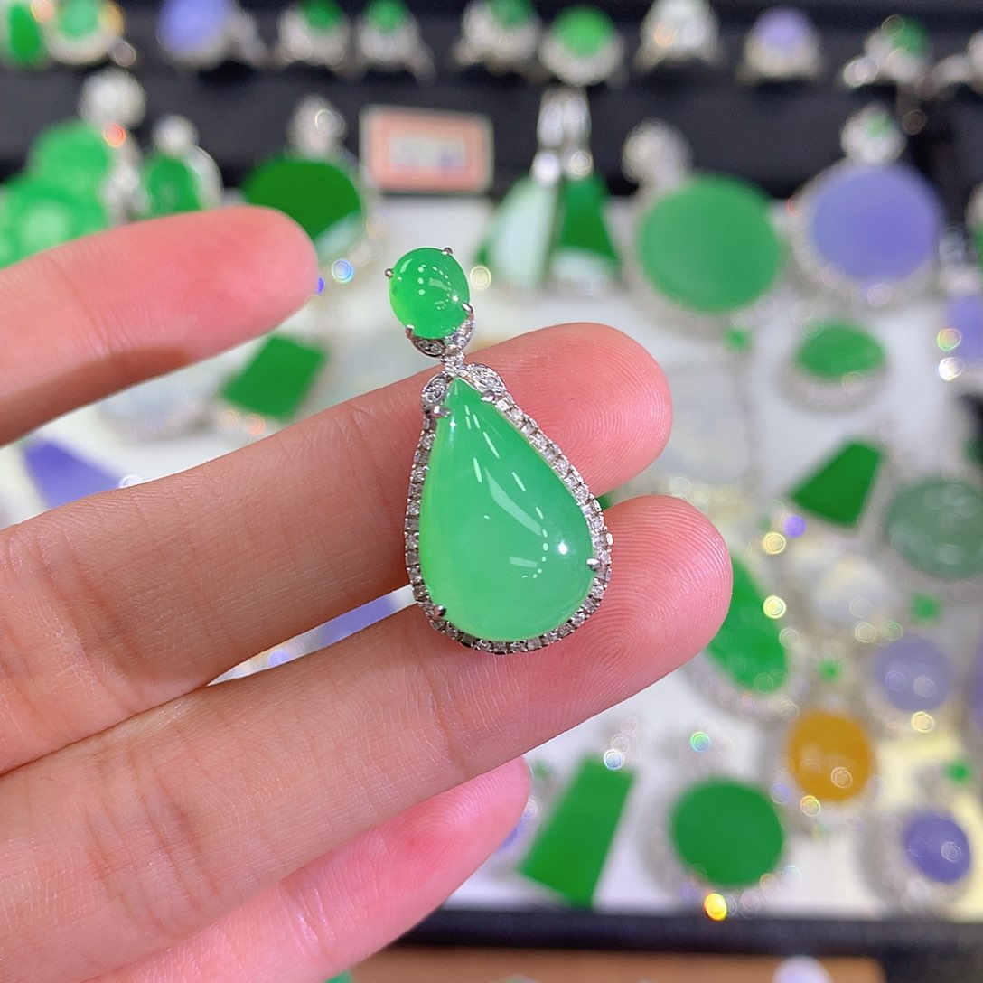 翡翠吊坠(不含链)18K金镶嵌水滴