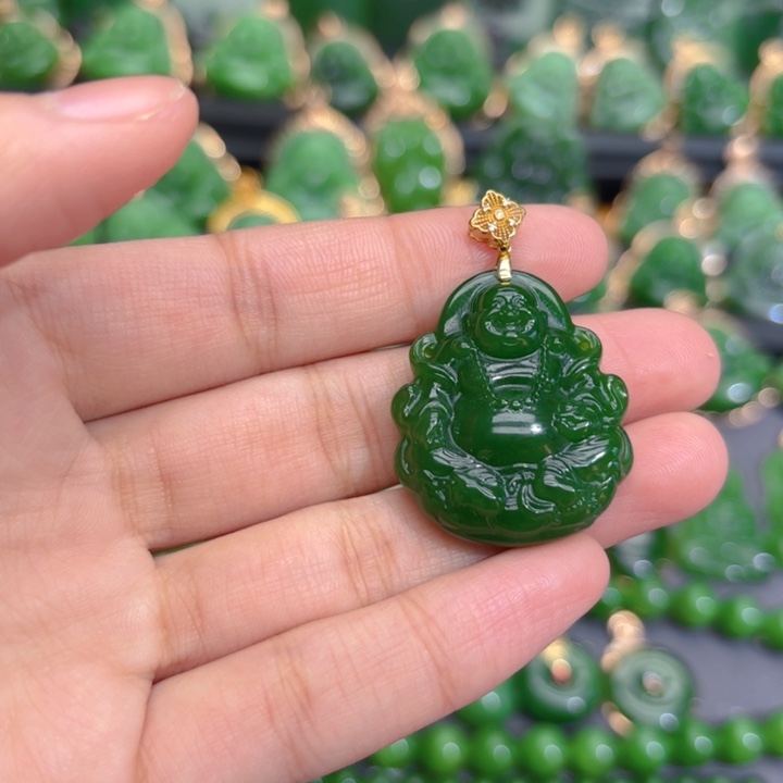 颈饰18K金镶嵌和田玉（碧玉）