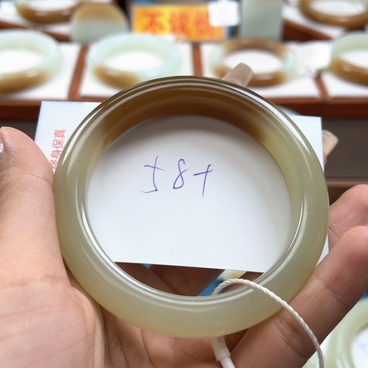 和田玉手镯未镶嵌榴*?