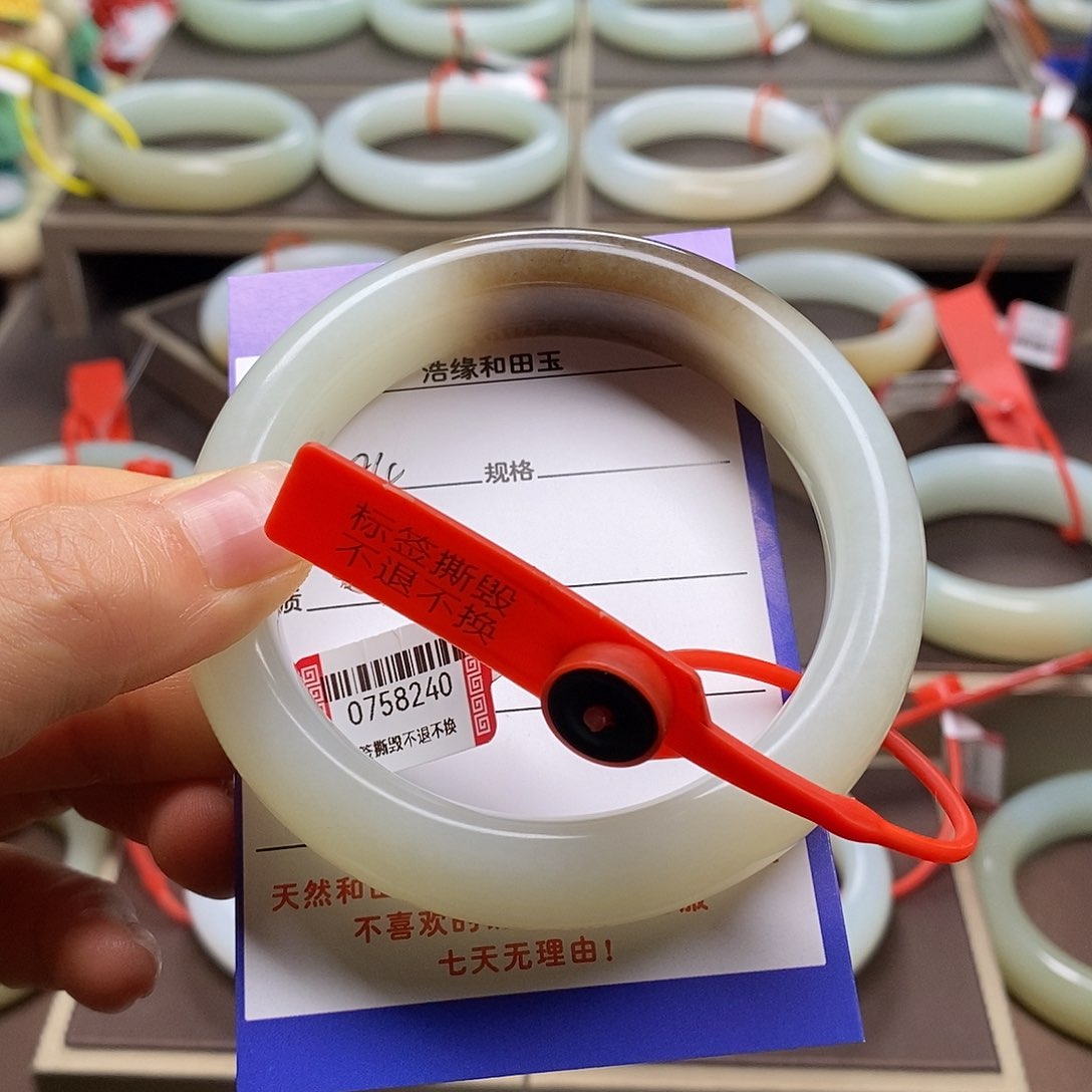 和田玉手镯未镶嵌开****1