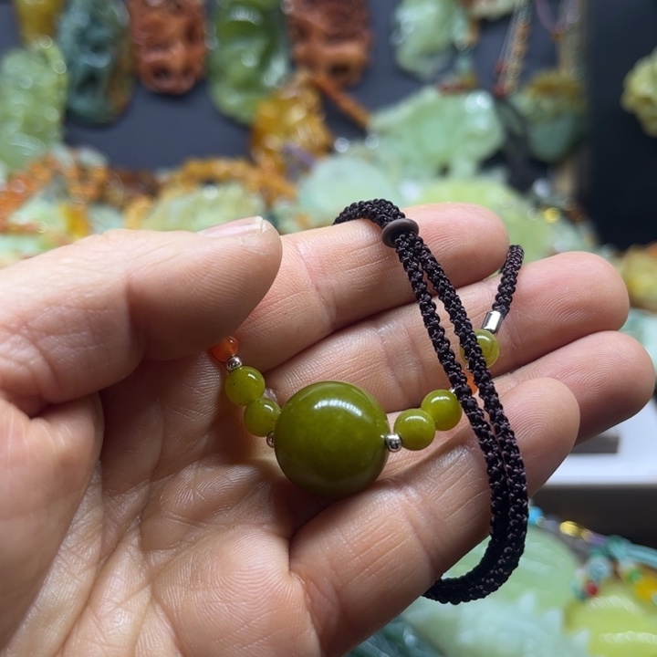 蛇纹石玉未镶嵌颈饰