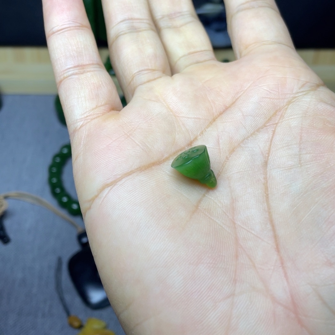 和田玉挂件未镶嵌？