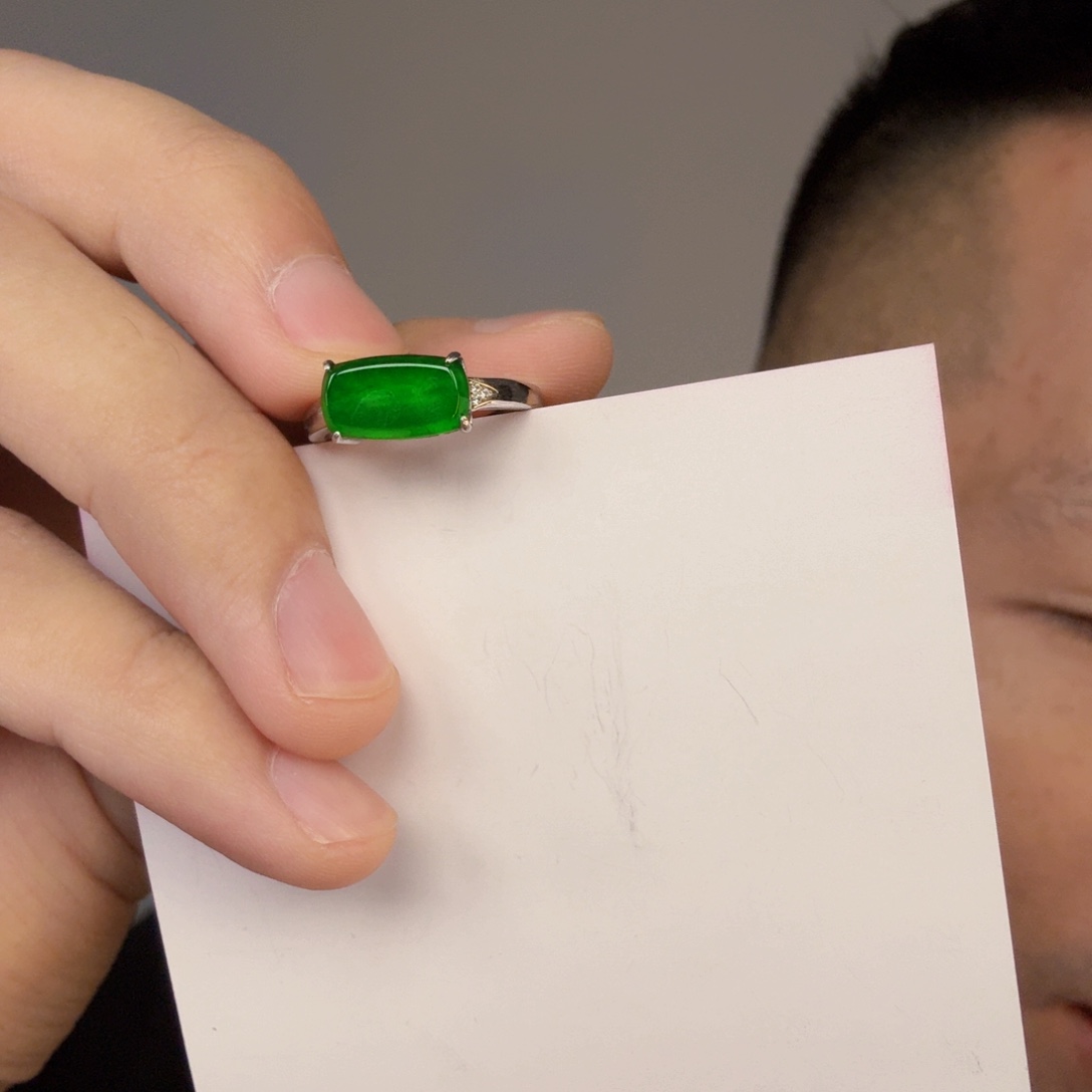 翡翠未镶嵌颈饰一件