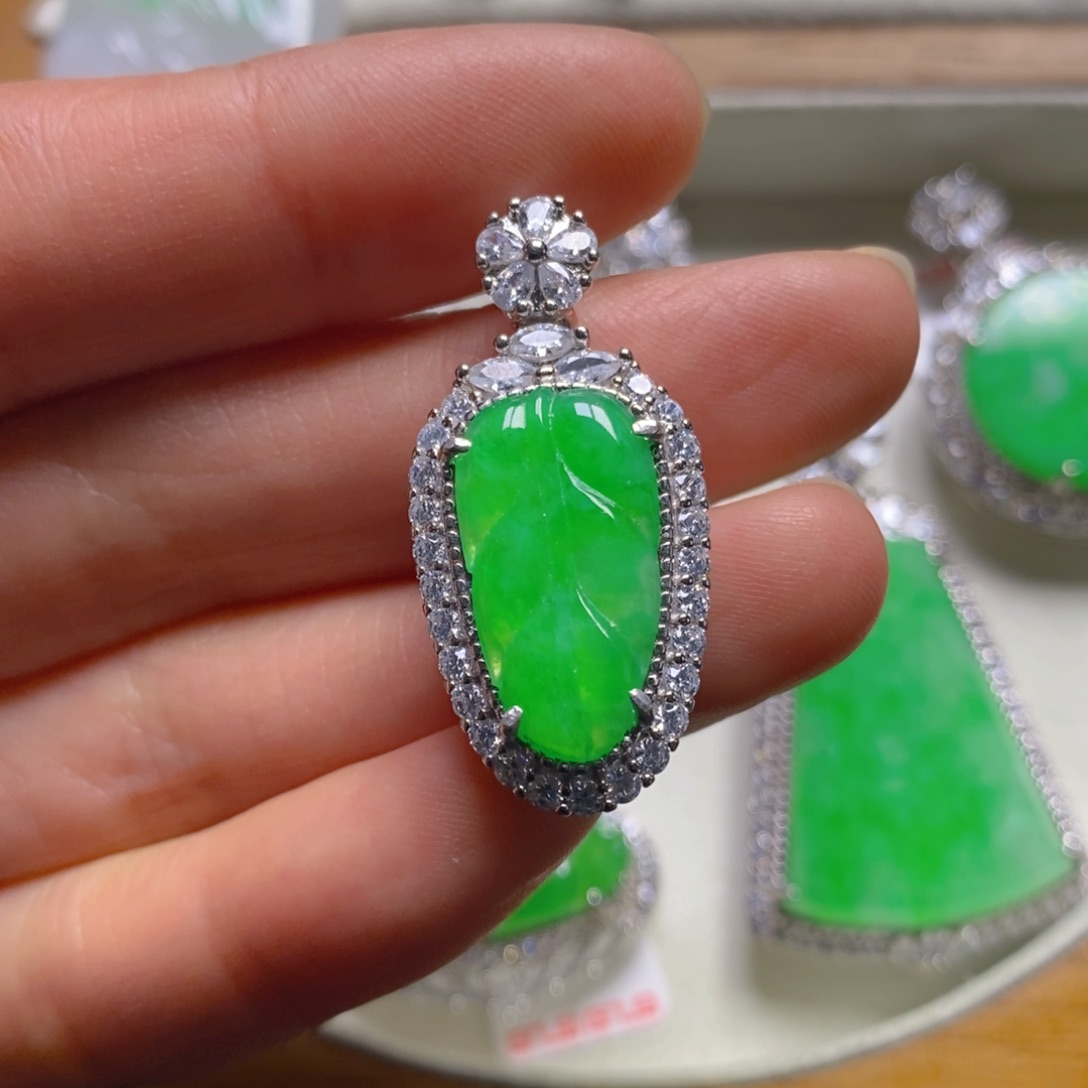 翡翠颈饰银S925镶嵌树叶吊坠