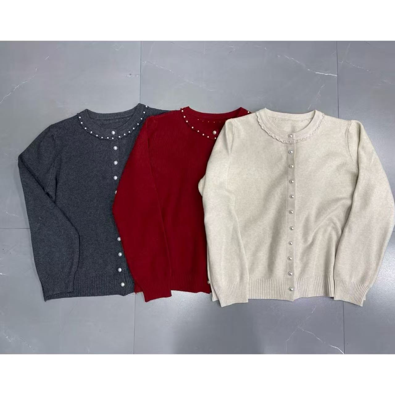 娃娃领珍珠扣开衫