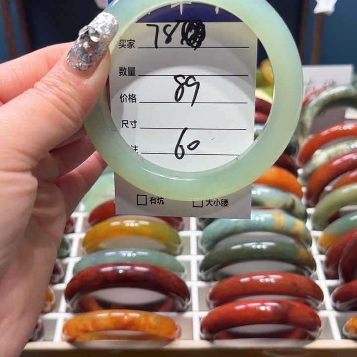 蛇纹石玉手镯未镶嵌搬*狗