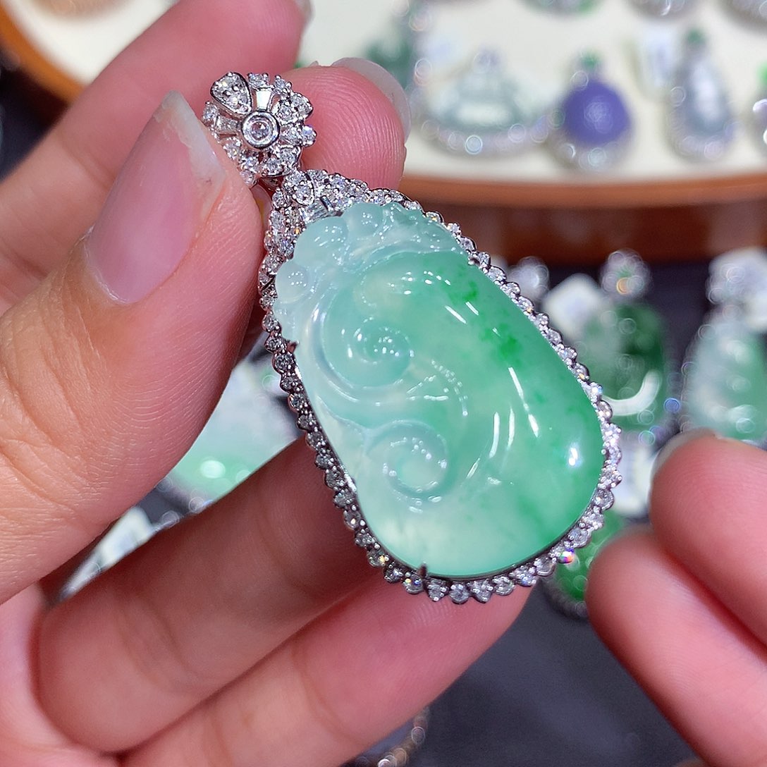 翡翠吊坠(不含链)18K金镶嵌