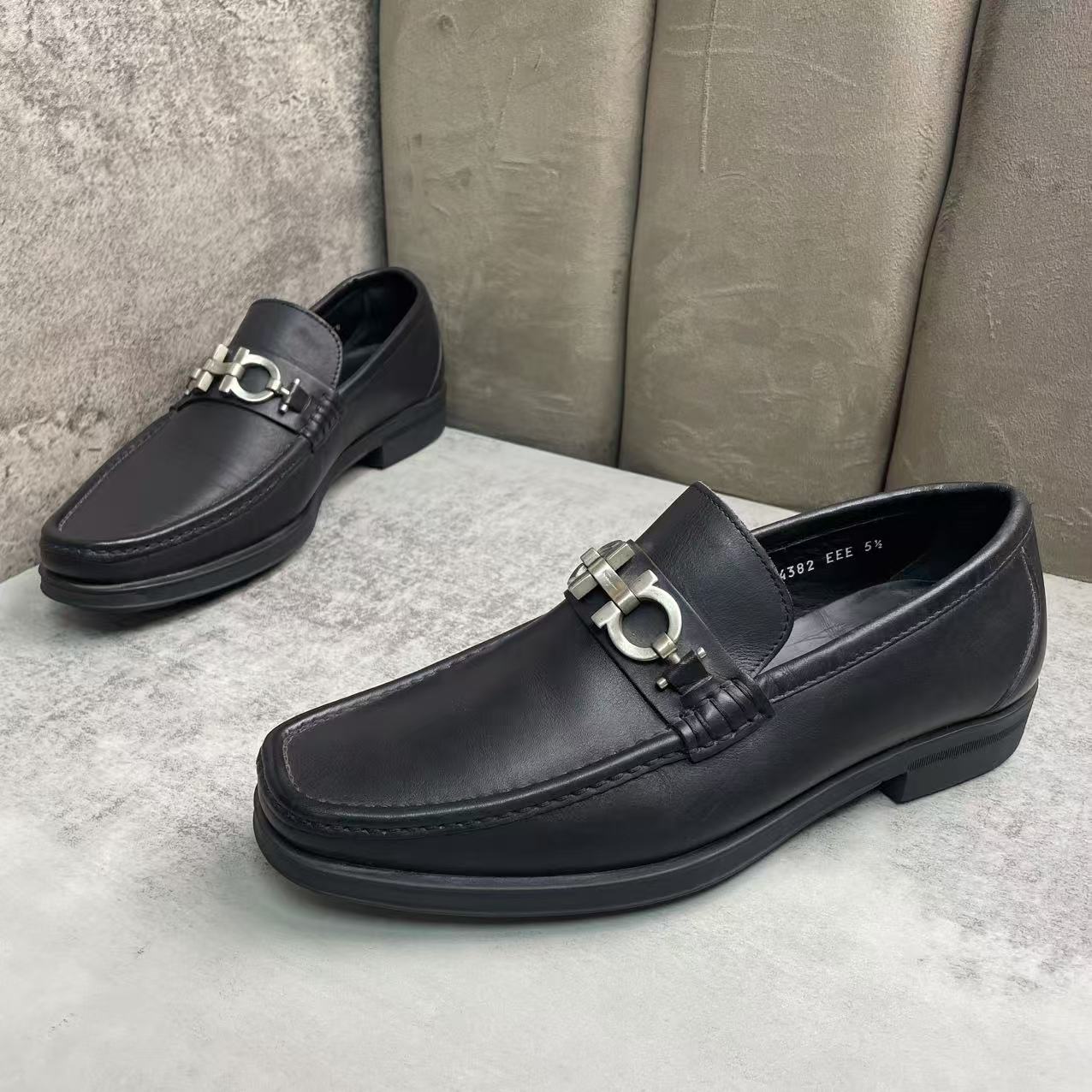95新 FERRAGAMO/菲拉格慕 黑色皮革银扣舒适商务休闲皮鞋/39码