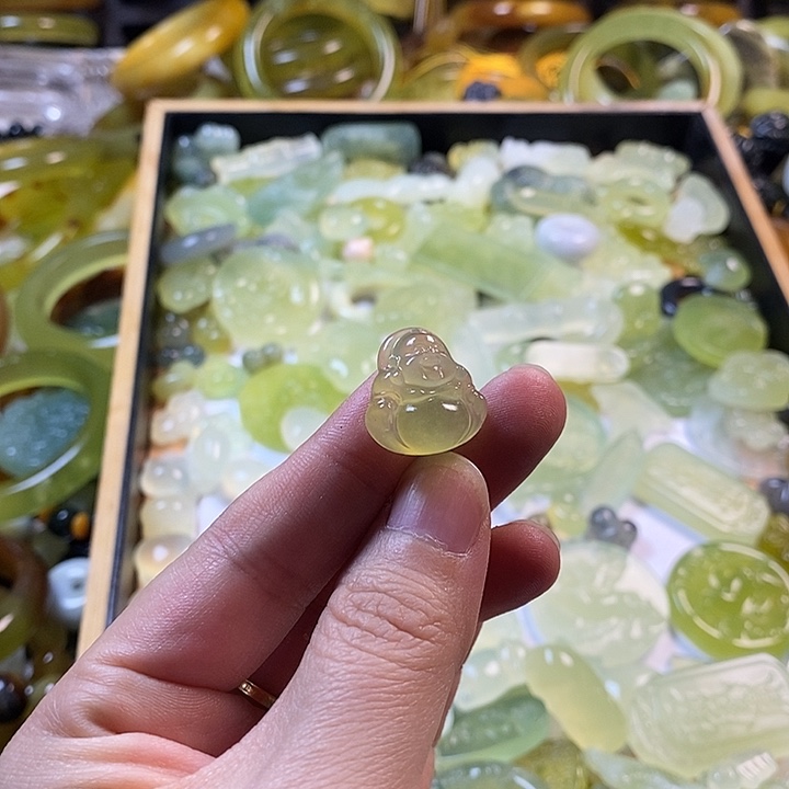 蛇纹石玉未镶嵌颈饰