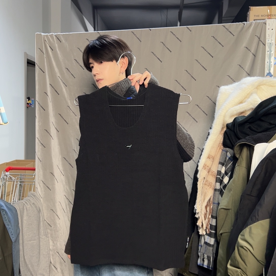 黑色金属标背心L一件