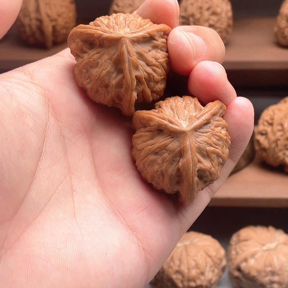 l***r吊坠文玩核桃糖三角