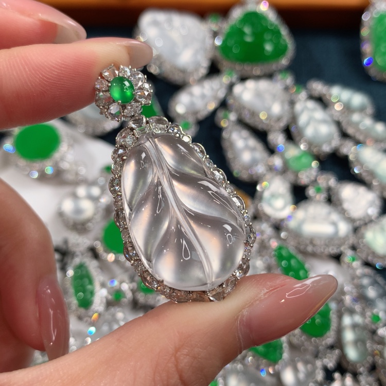 【闪购商品】翡翠颈饰18K金镶嵌于****o叶子