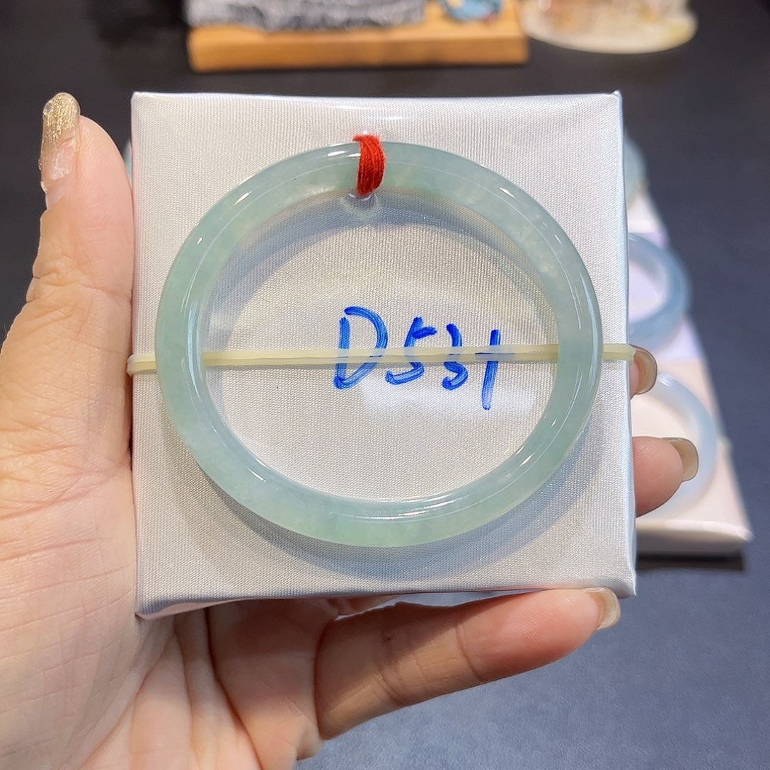 翡翠手镯未镶嵌翡翠手镯