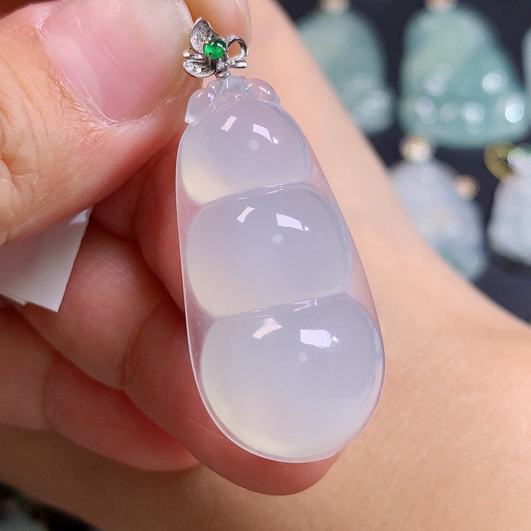 翡翠18K金镶嵌颈饰福豆