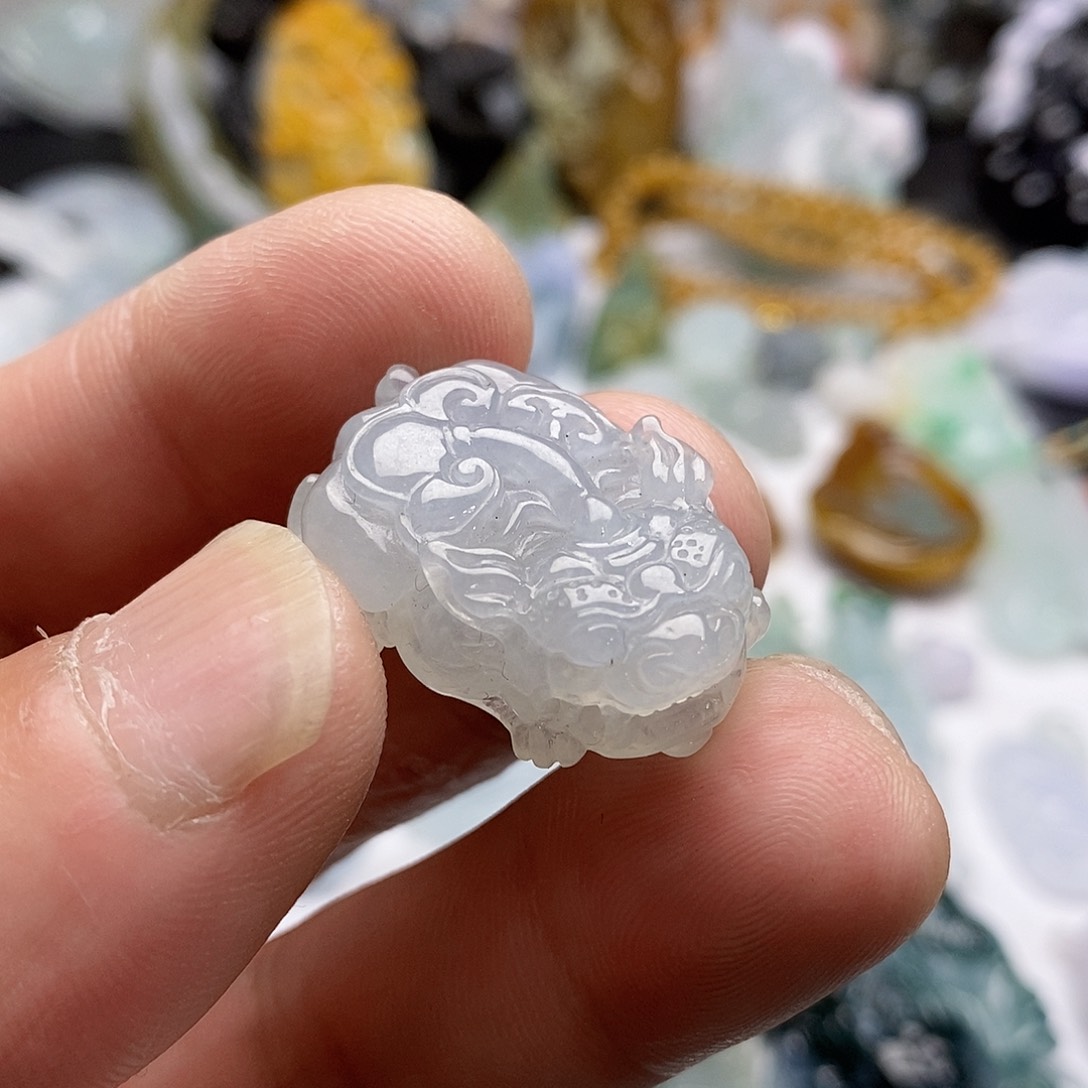 翡翠未镶嵌颈饰貔貅