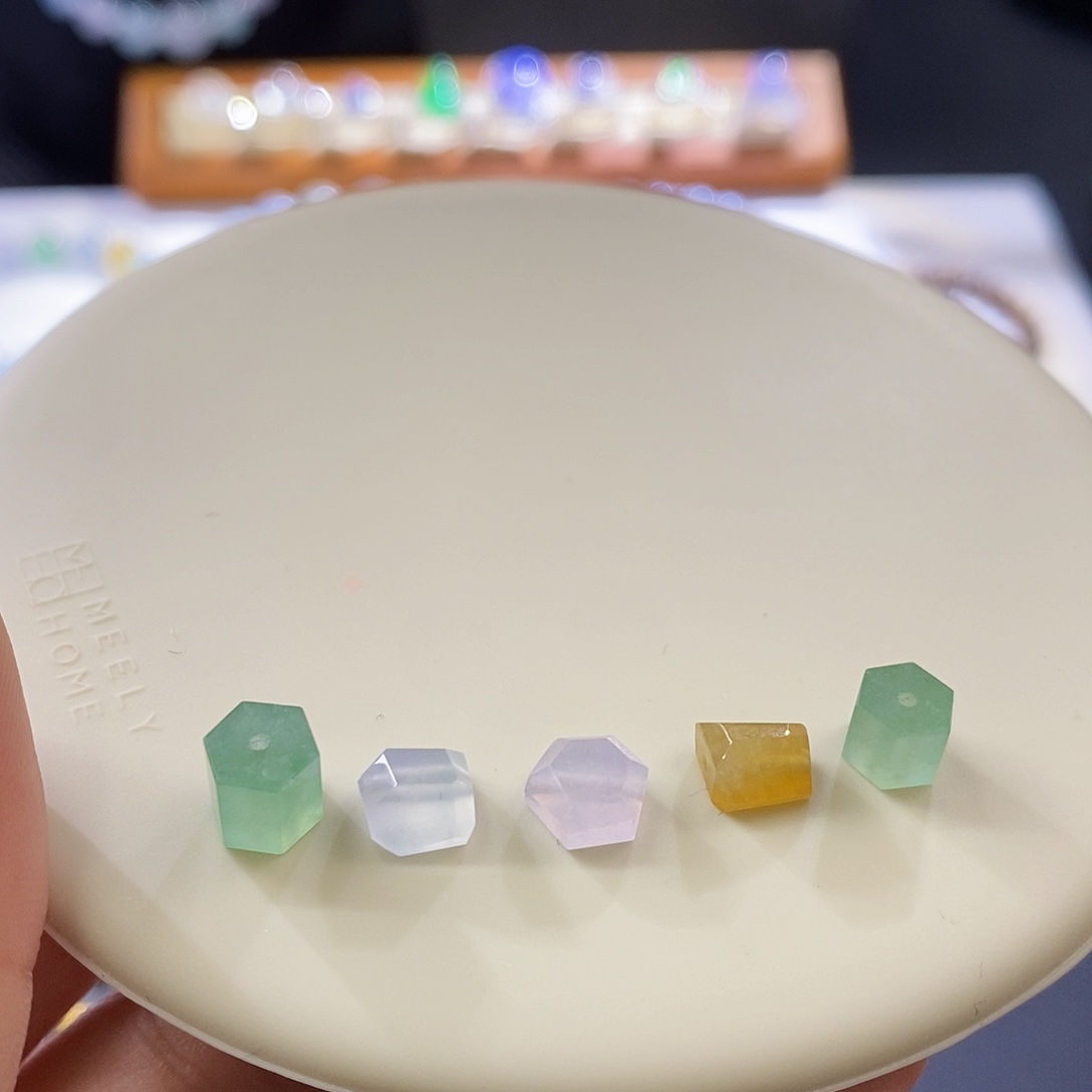 翡翠挂件未镶嵌一手小裸石