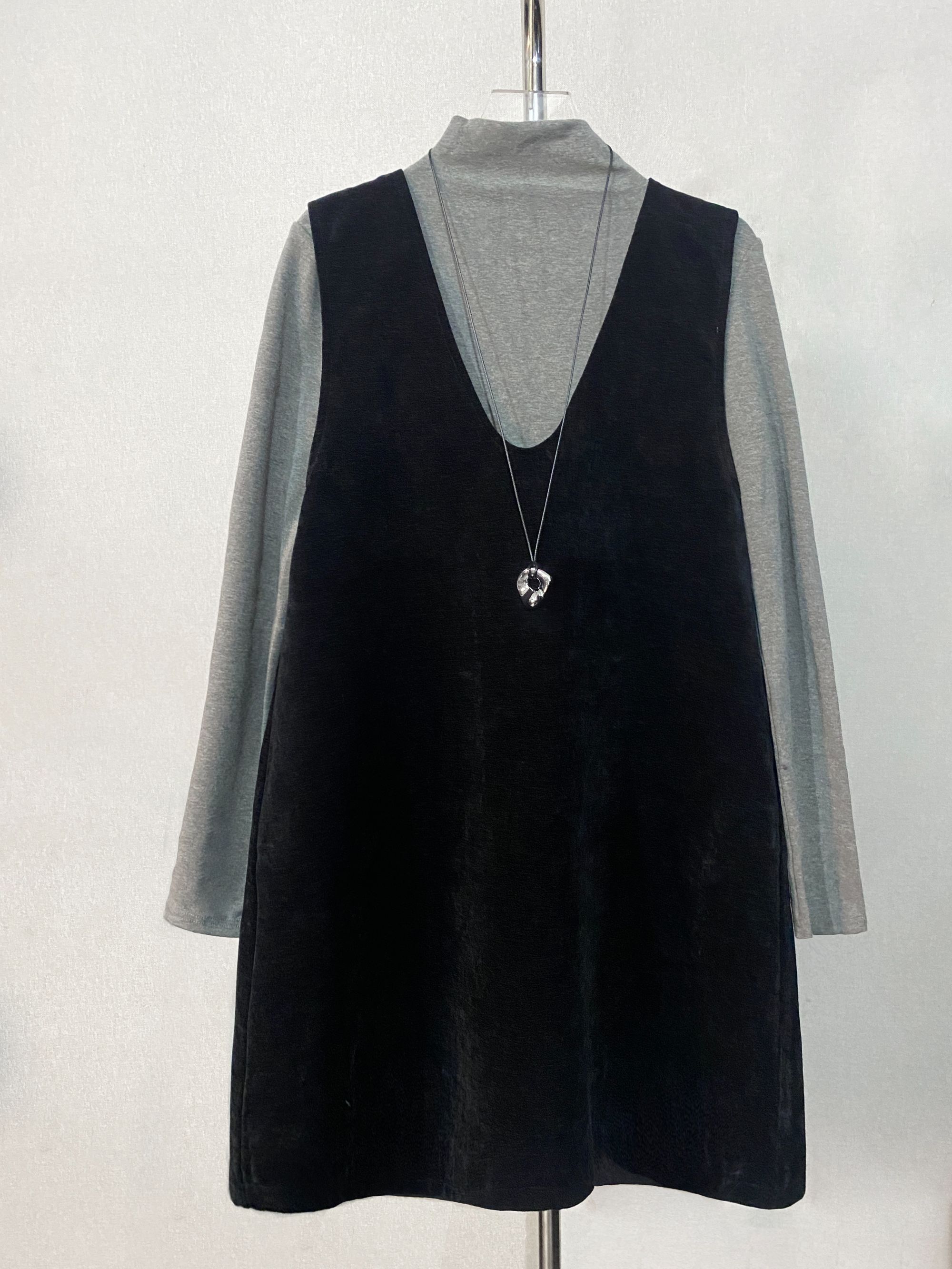 秋冬黑色赫本风绒面简约复古气质显瘦连衣裙套头马甲裙背心裙女