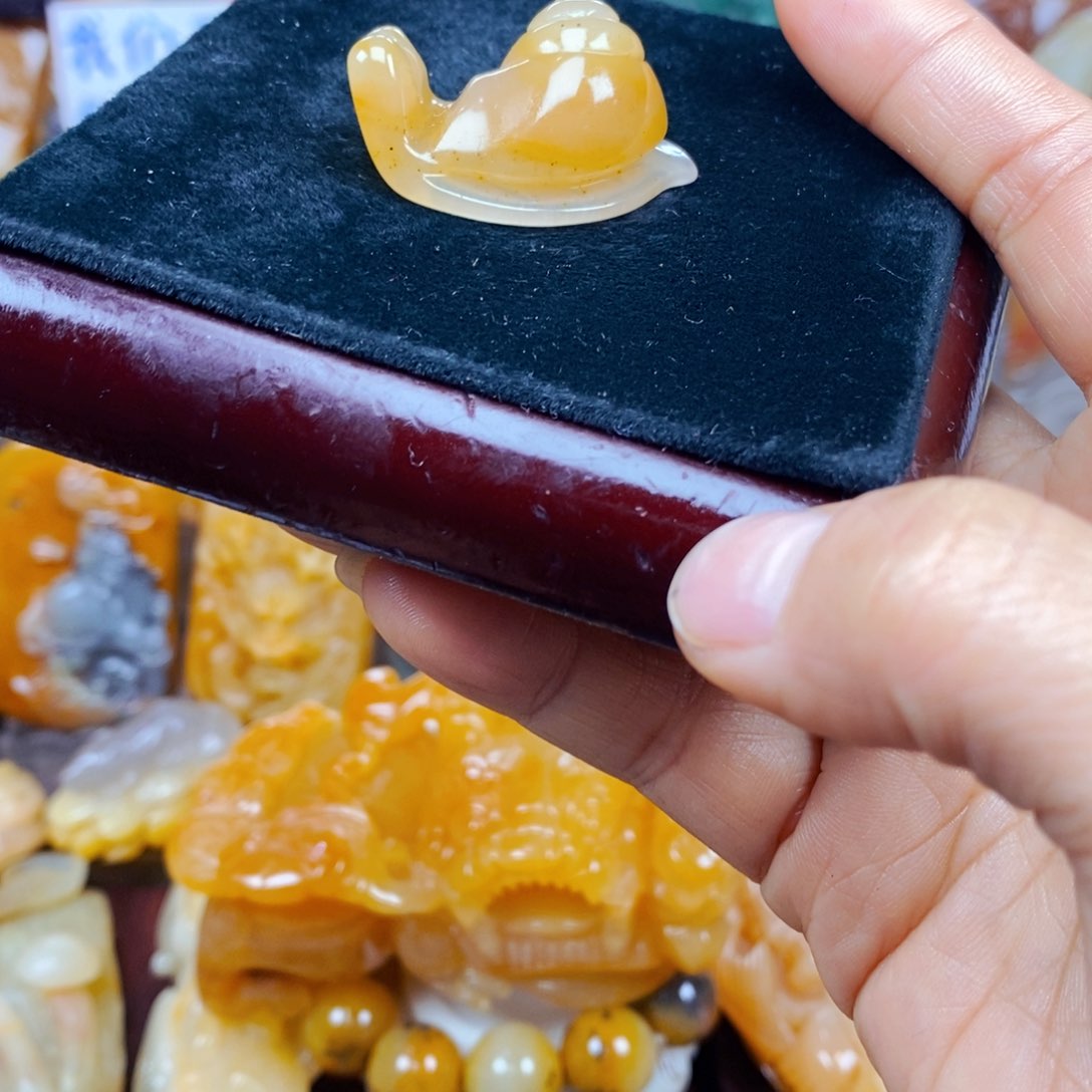 石英质玉（黄龙玉）未镶嵌颈饰