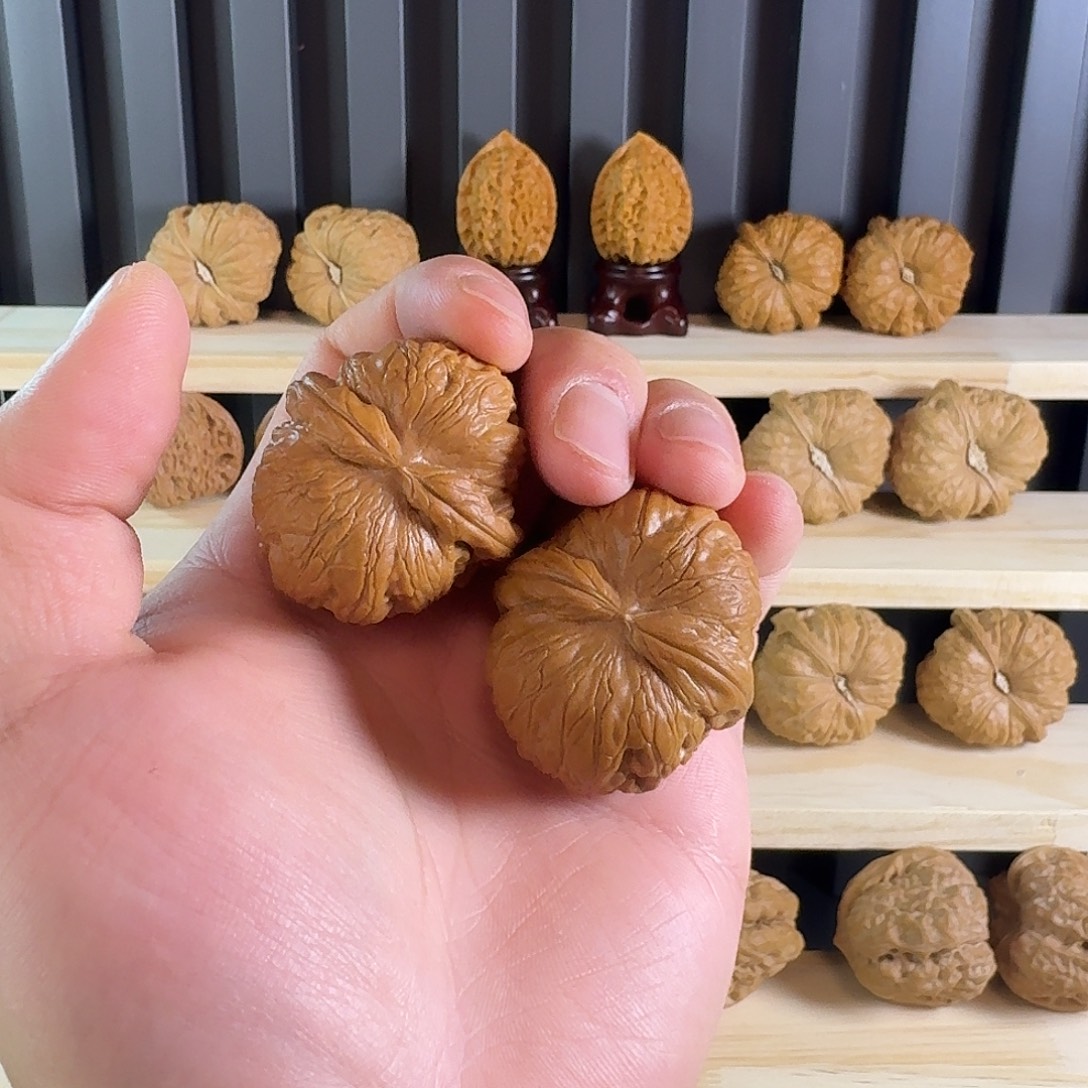 文玩核桃吊坠元宝