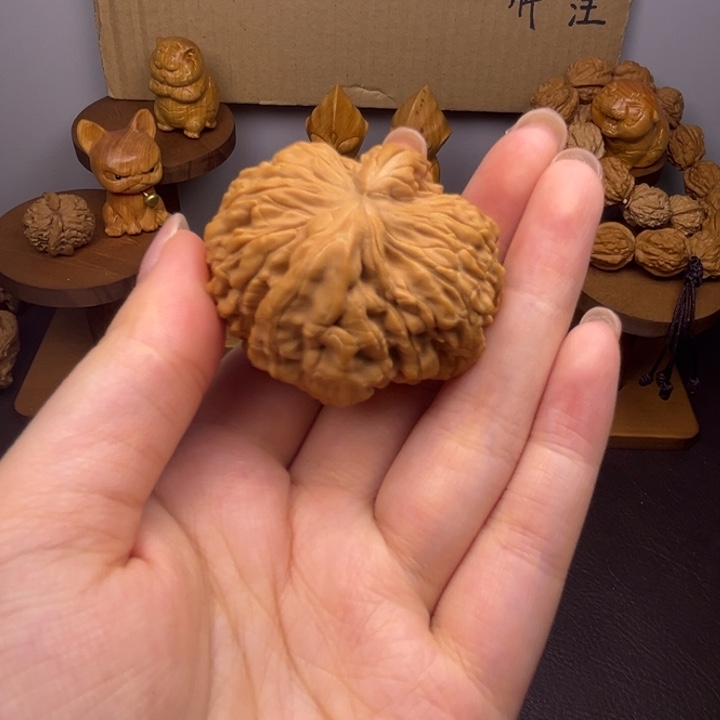 ****人桃核吊坠白狮子单只异型有瑕