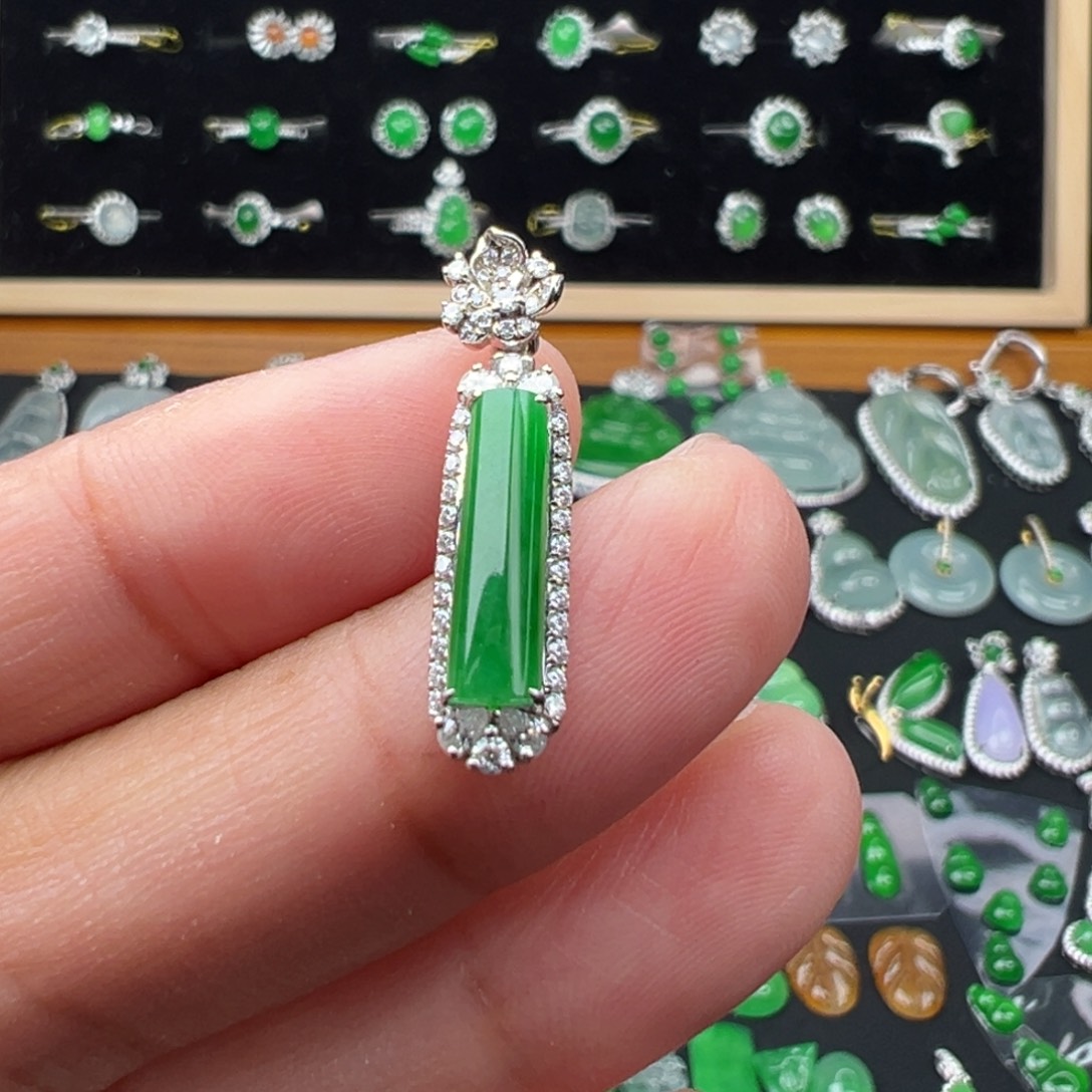 翡翠18K金镶嵌颈饰柱