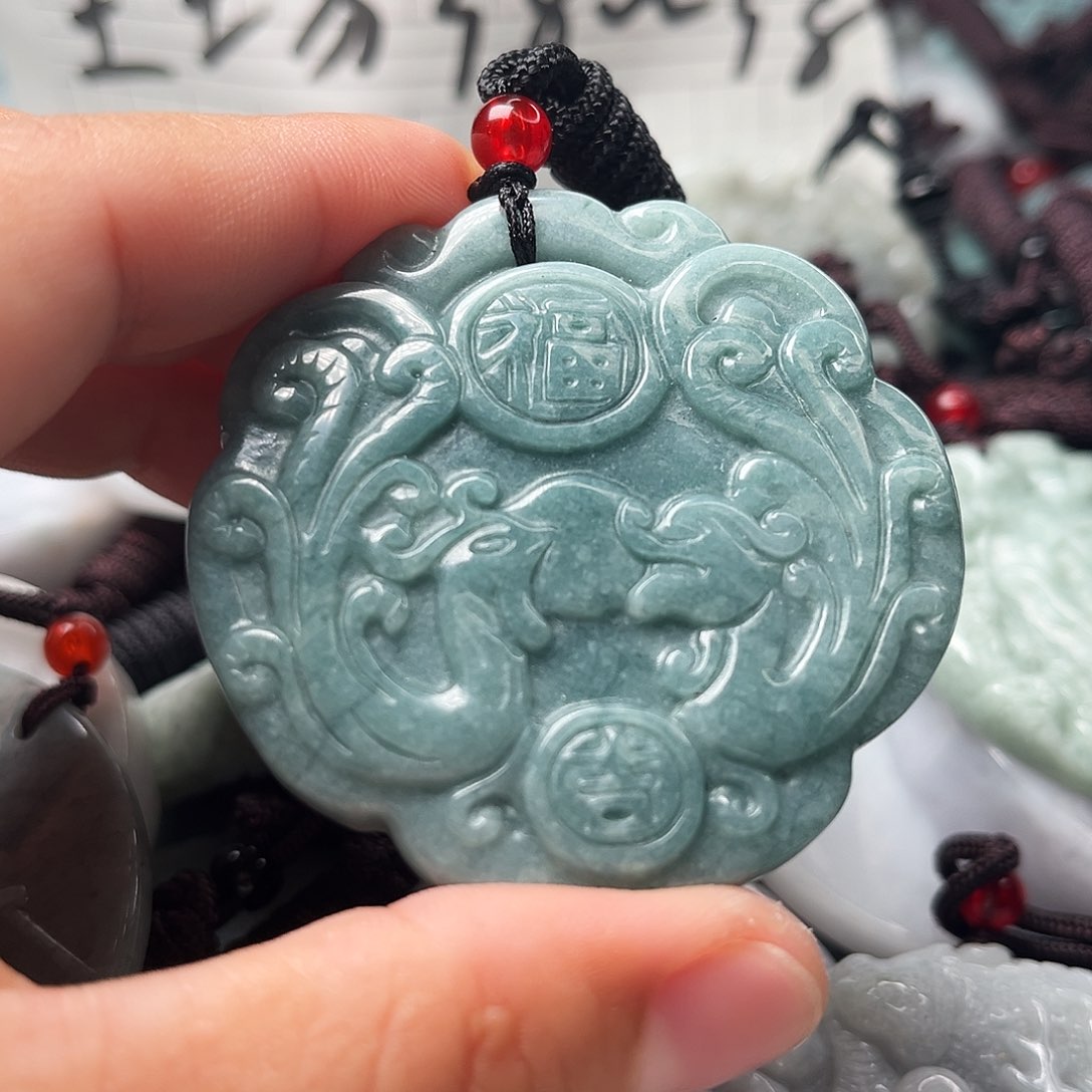 翡翠吊坠(赠链)未镶嵌