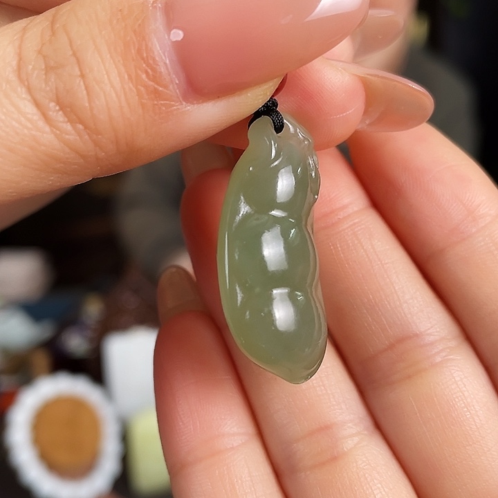 和田玉未镶嵌颈饰有瑕疵