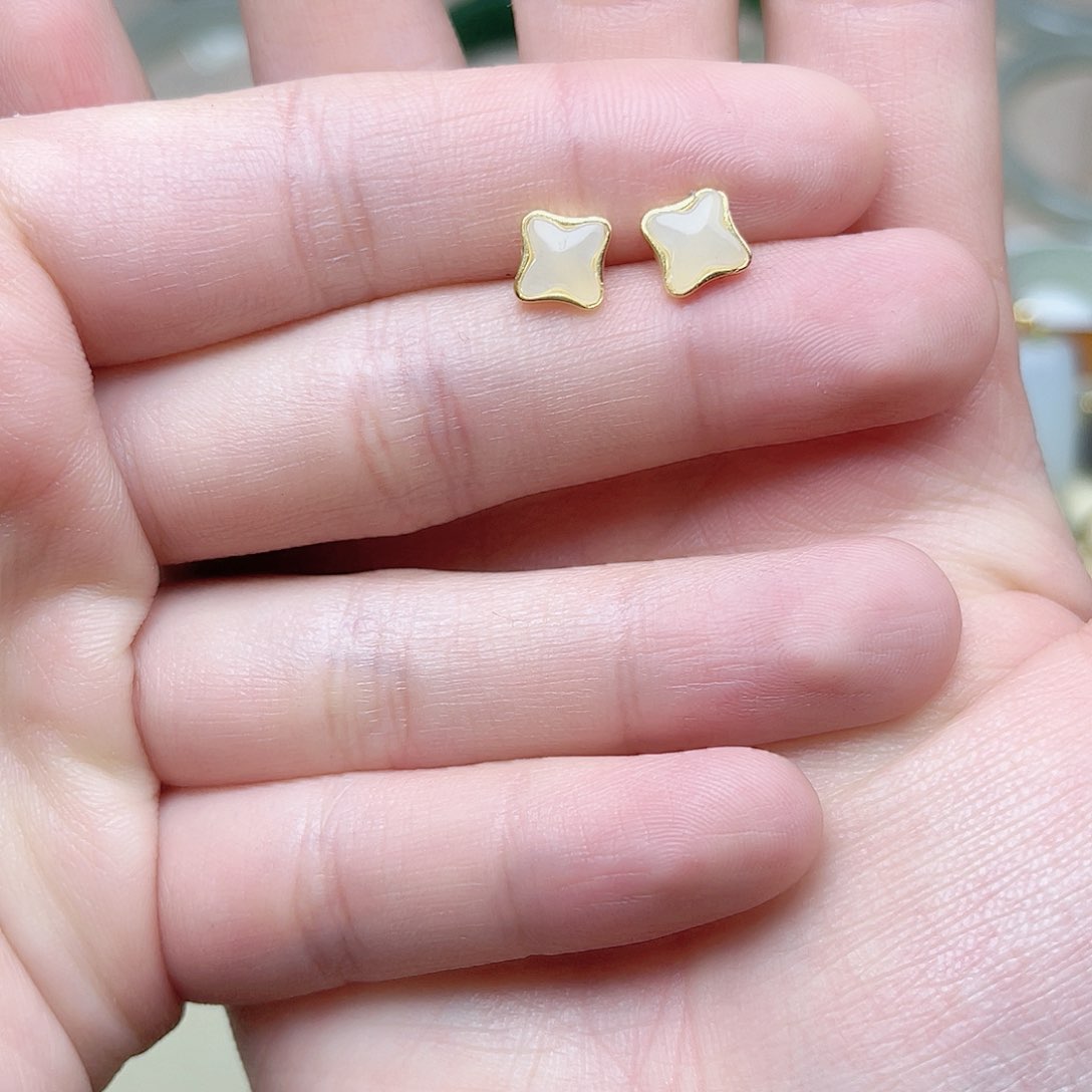 和田玉耳钉。k k银S925镶嵌