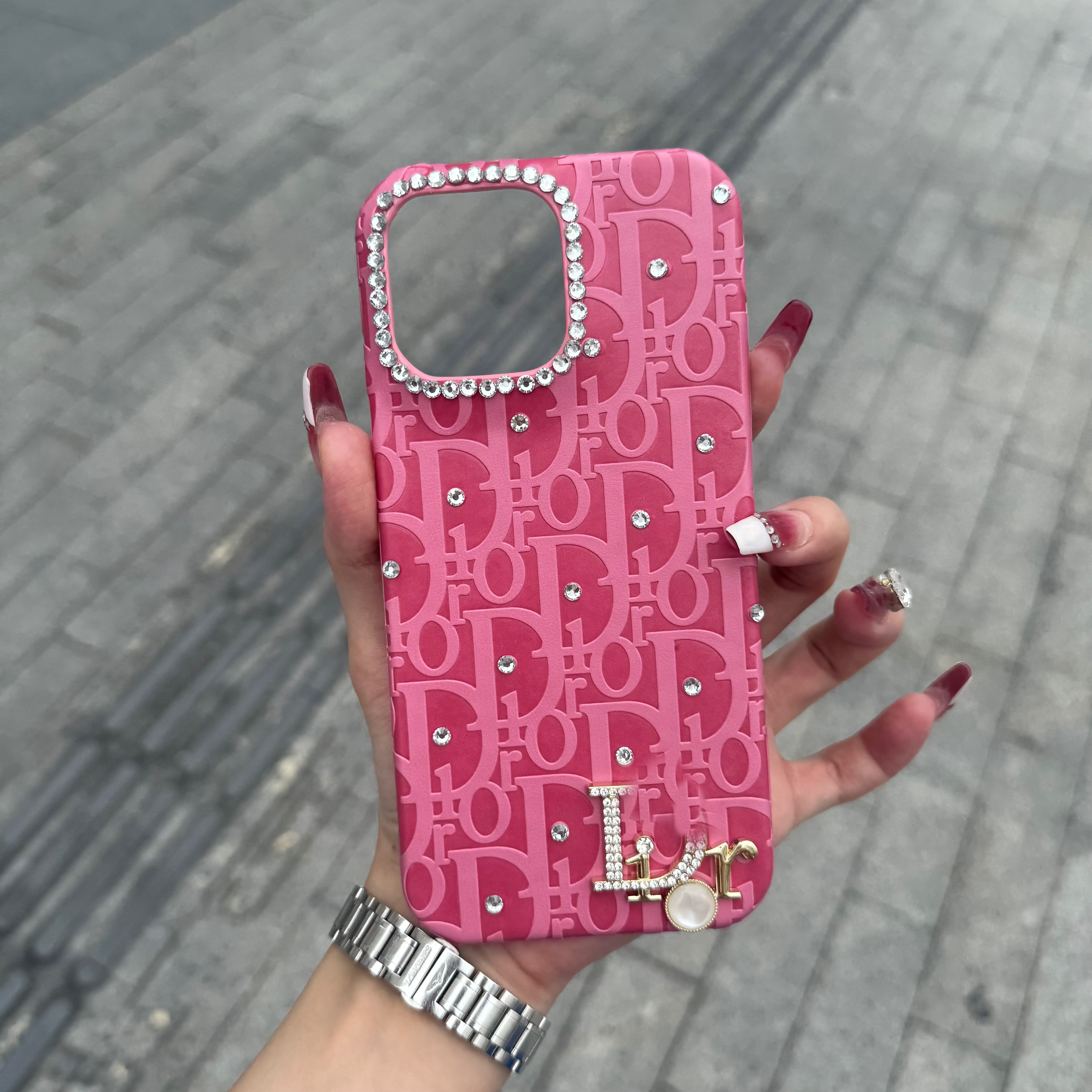 原创手作轻奢带钻D标适用于iPhone15皮质16pro半包16promax壳