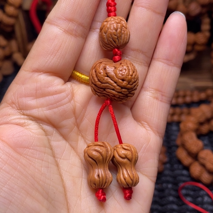 木质类龙纹桃枭挂件