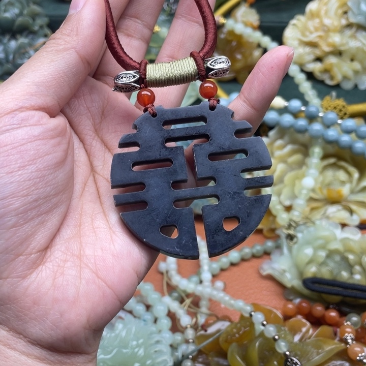 蛇纹石玉吊坠合金