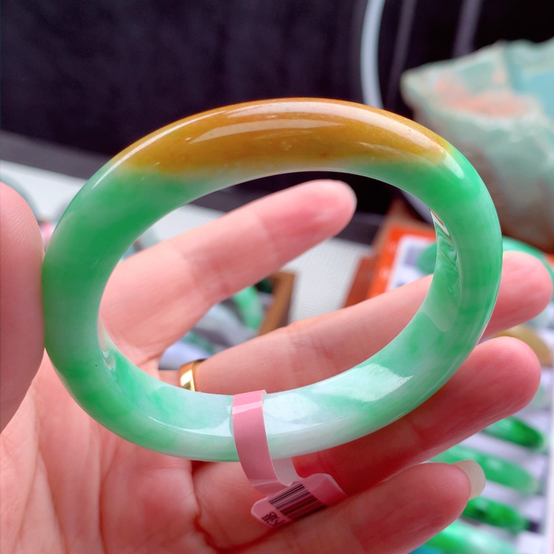 翡翠手镯未镶嵌翡翠