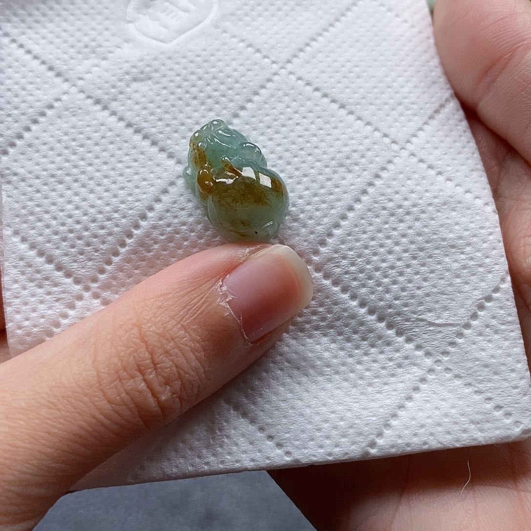 翡翠颈饰未镶嵌闪