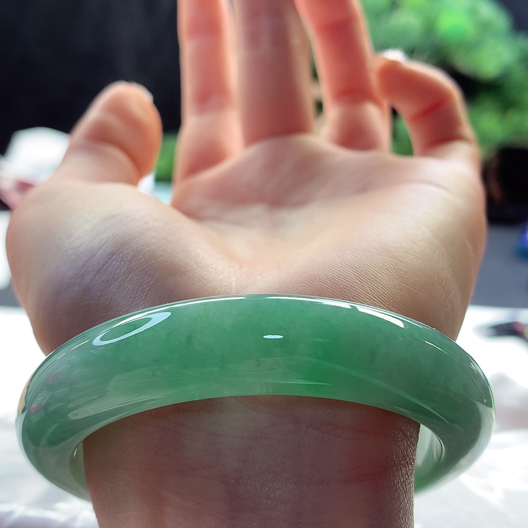 翡翠手镯未镶嵌天然翡翠55-56满色果阳绿色货性价比超高