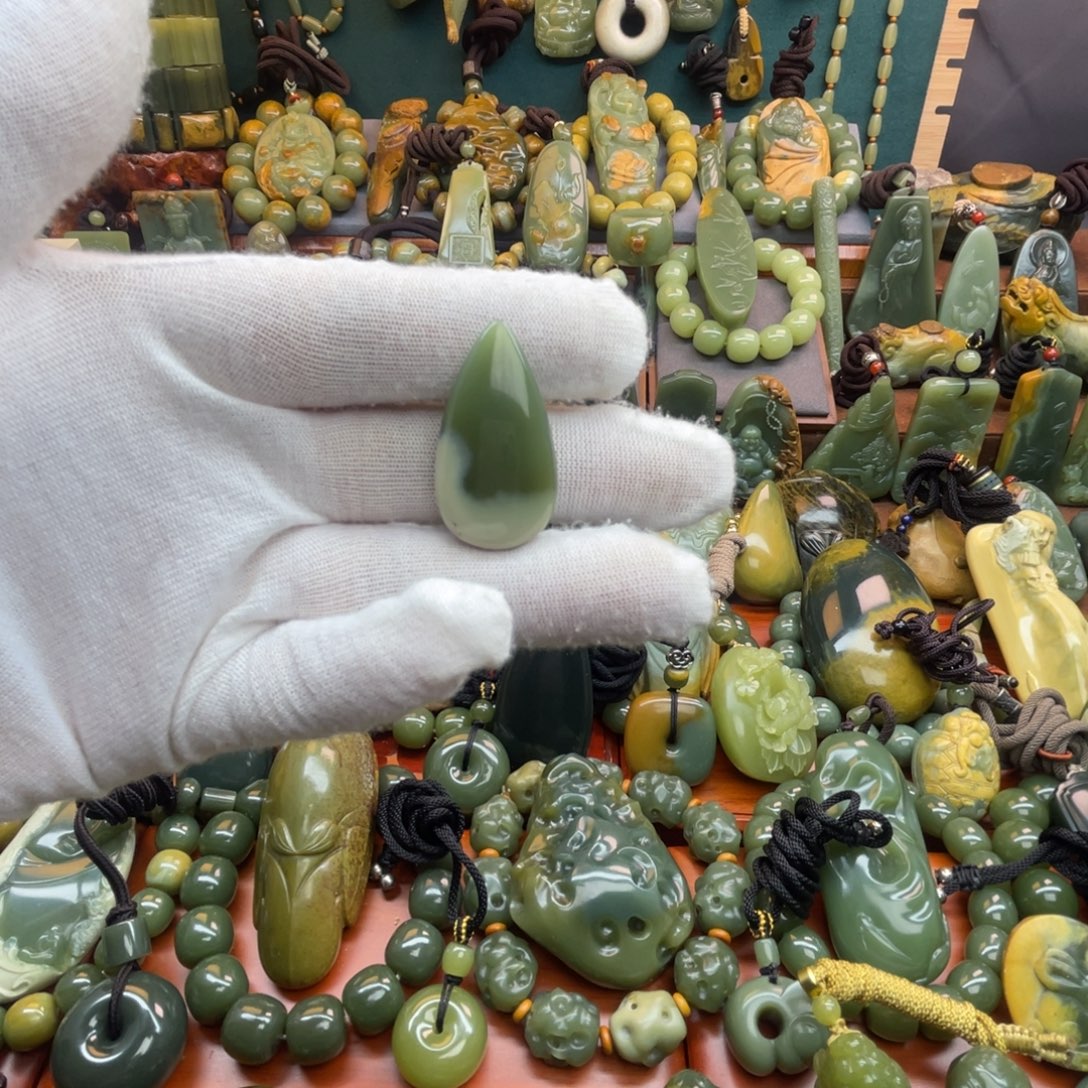 岫岩老玉（透闪石质玉）未镶嵌颈饰