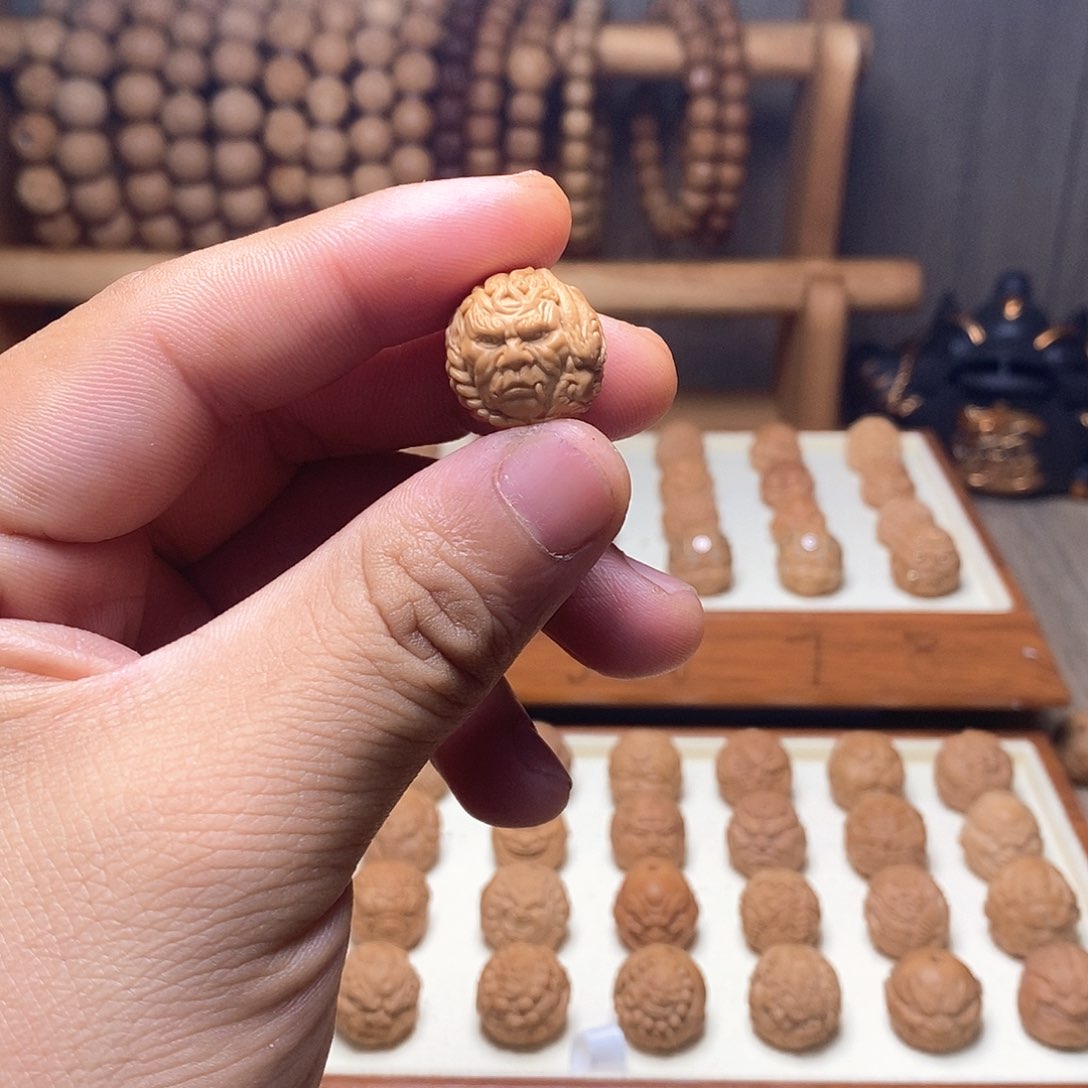 猴头核桃把件卿****暮18左右猴头核桃