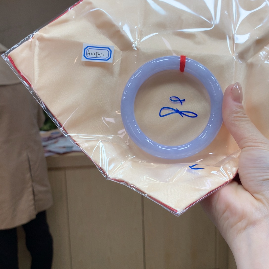 翡翠手镯未镶嵌不退不换