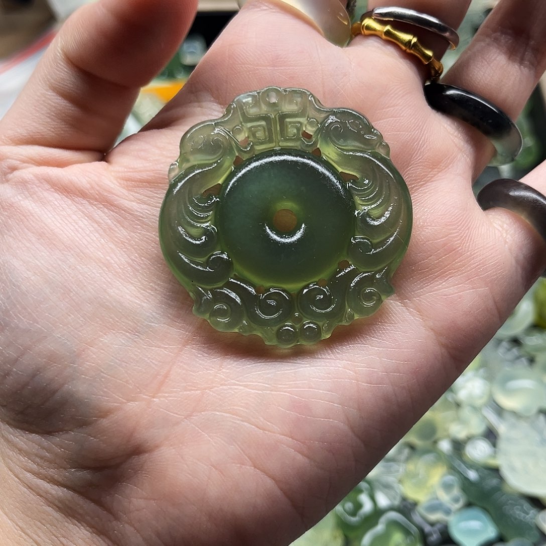 蛇纹石玉未镶嵌颈饰